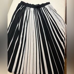 Top Shop Pleated Black & White  Midi Skirt Size 6